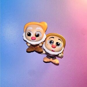 happy & sneezy (snow white & the seven dwarfs)  — disney doorables: series 6